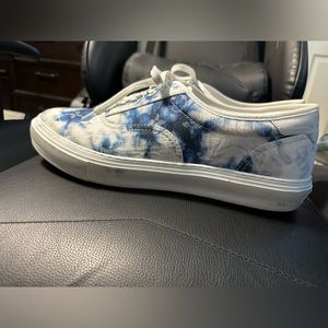 Louie Vuitton Sneakers with box